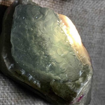 莫西沙翡翠原石的特点图片