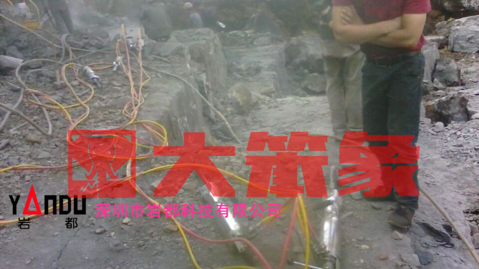 武汉劈裂机的石头爆破设备方法 劈裂棒 欢迎致电