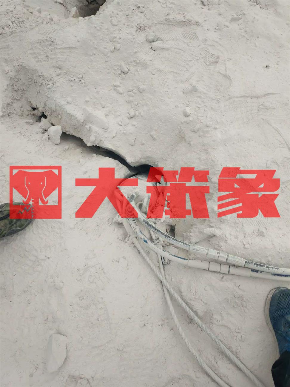 湛江分裂机的石头爆破设备方法