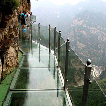 玻璃栈道设计厂家哪家好新式的玻璃栈道就在广州环水水上设施建造