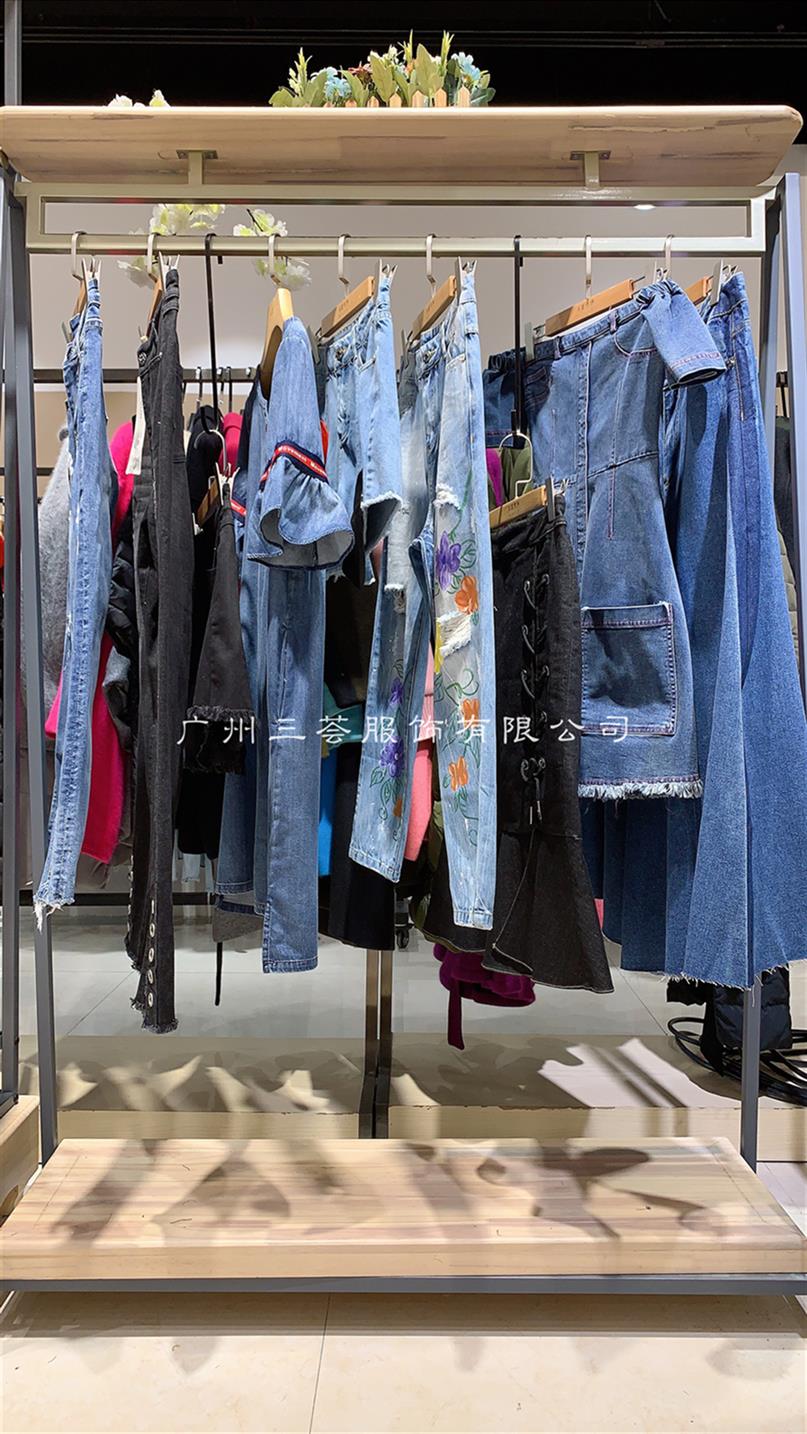 镇江羽绒服专柜品牌尾货批发套装