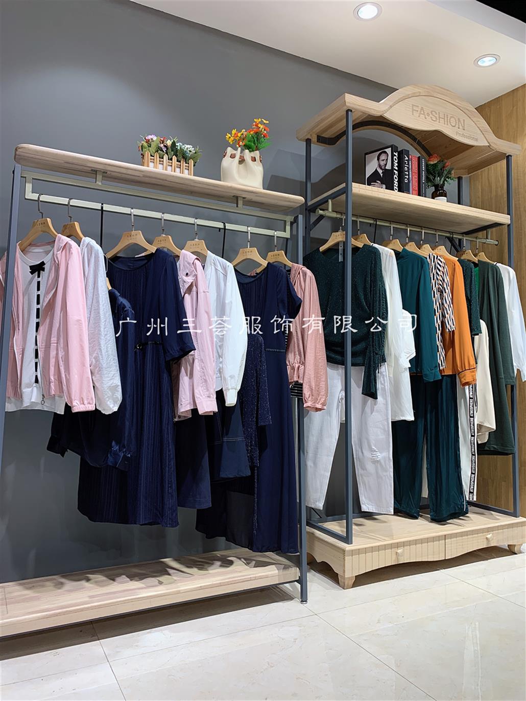 镇江羽绒服专柜品牌尾货批发套装