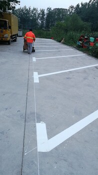 江西南昌高速公路/加油站道路劃分熱熔施工隊伍，南昌停車場車位畫線。
