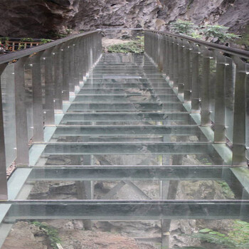 玻璃栈道厂家划算的玻璃栈道就在广州环水水上设施建造