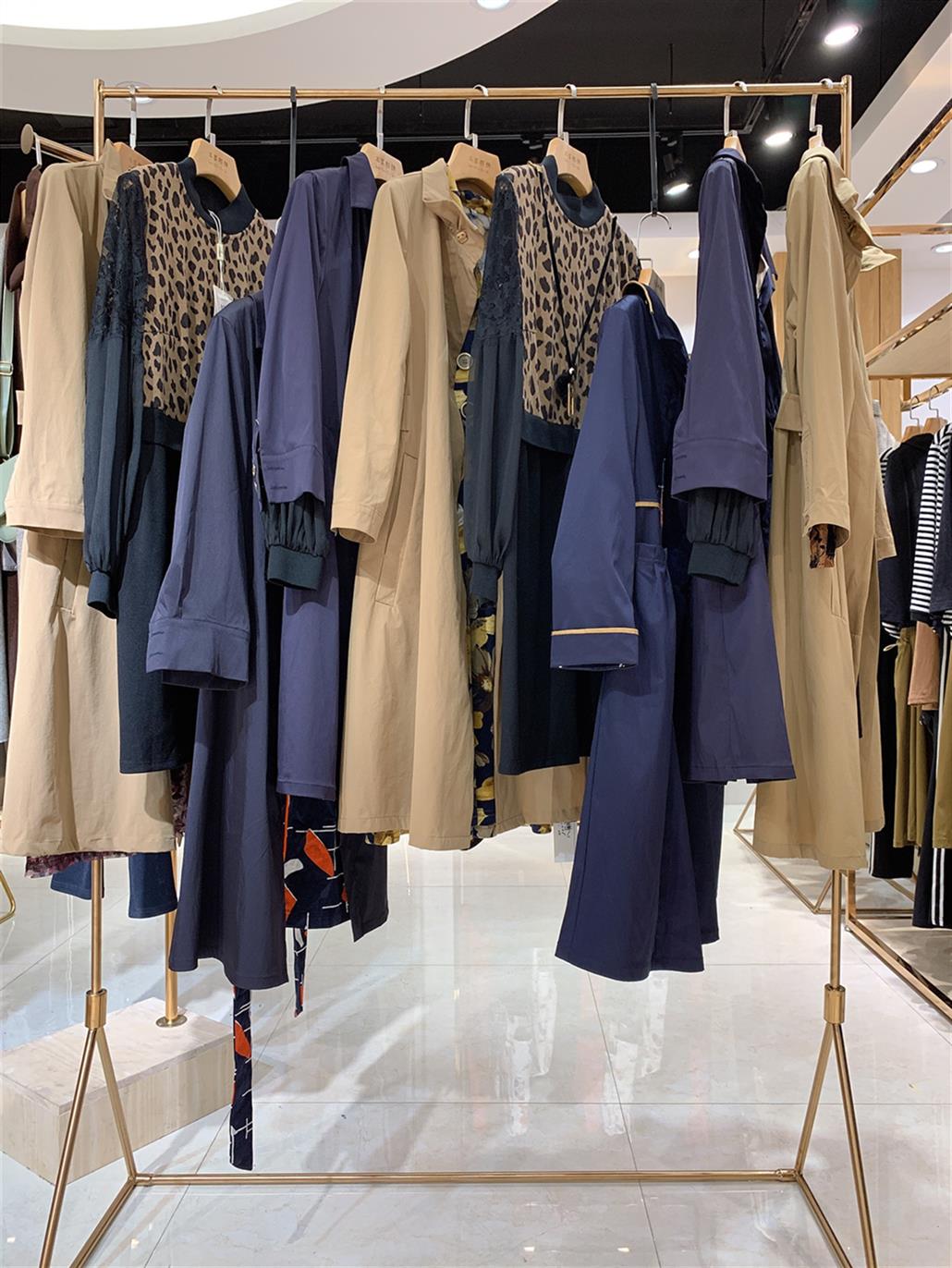 长沙直播品牌女装品牌女装批发价格便宜 品牌服装价位