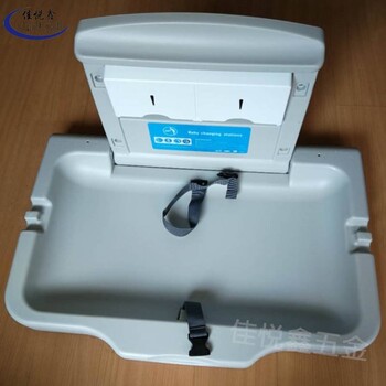 公共衛(wèi)生間嬰兒護(hù)理臺(tái)子兒童椅洗手間用來(lái)為嬰兒更換尿布的面板打開(kāi)當(dāng)床母嬰室