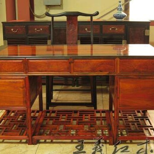 王义红木交趾黄檀办公桌,精心镂雕大红酸枝办公桌低调的华丽