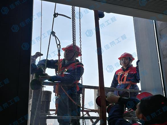 合肥高空更换玻璃高空维修玻璃外墙维修补漏费用