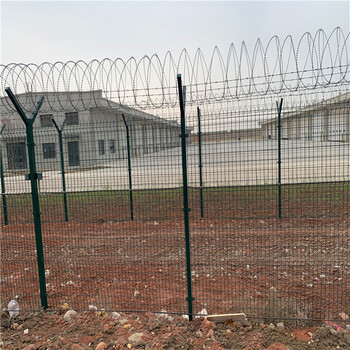 安装桃型柱护栏浸塑护栏网护栏网定制厂家