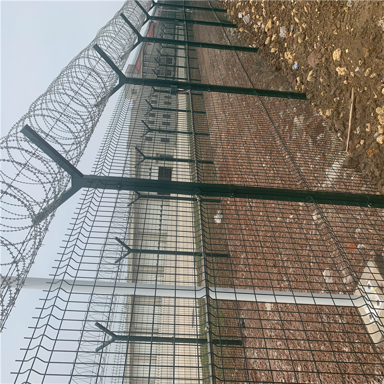 桃型柱护栏网 三角折弯护栏网 一分钟在线报价