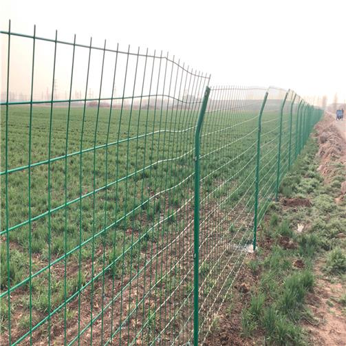 双边丝护栏网定制 高速公路护栏网 青岛栏杆生产基地