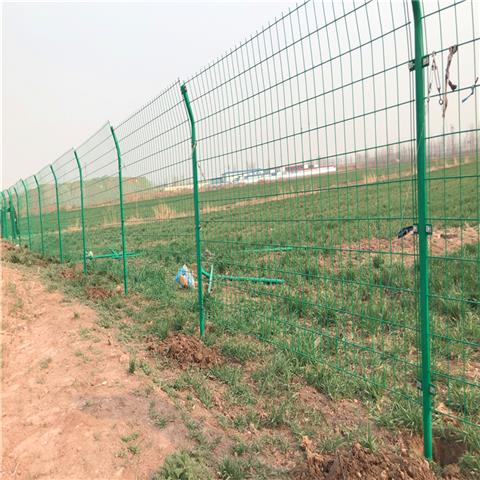 双边丝护栏网定制 高速公路护栏网 青岛栏杆生产基地