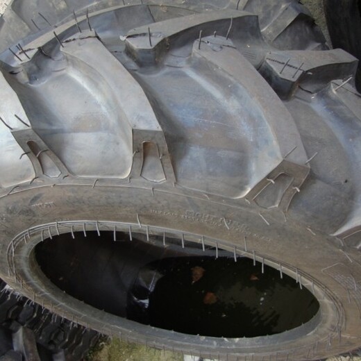 鸿进农田灌溉机轮胎,金山农用人字灌溉防陷机轮胎信誉