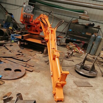 定制加长挖掘机大臂改装厂家定制轨道挖加装抓木器