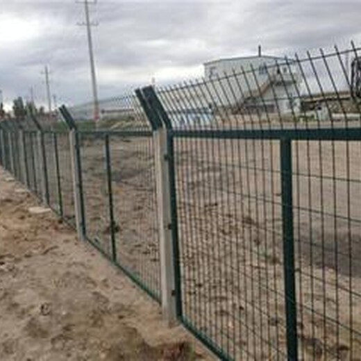 景德镇铁路防护栅栏禁止入内防护网厂家,水泥立柱