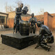 新疆酿酒人物雕塑图