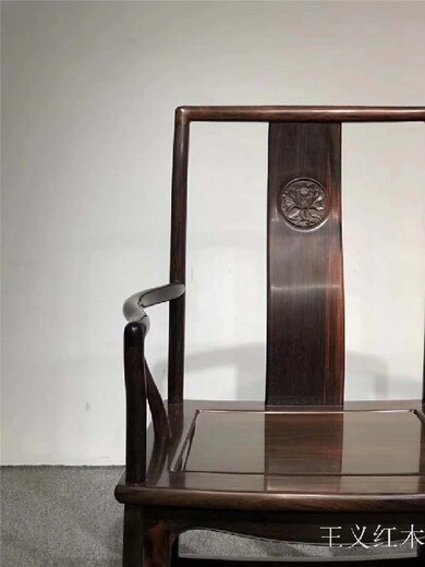 济宁交趾黄檀餐桌王义红木红木圈椅设计新颖,缅甸花梨皇宫椅
