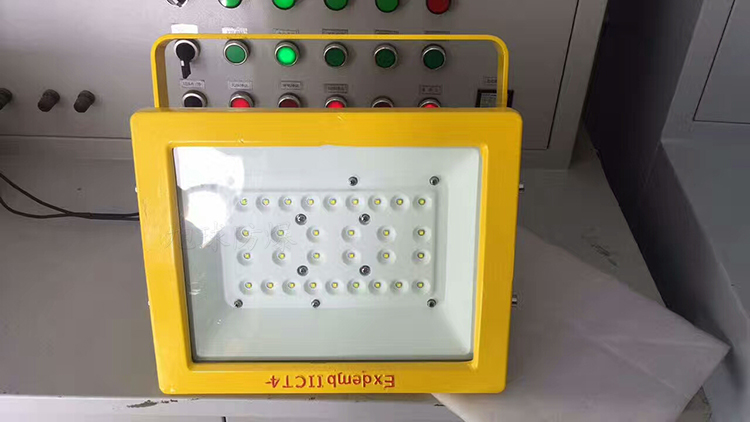 XQL8100免維護節(jié)能LED防爆燈 (53).jpg