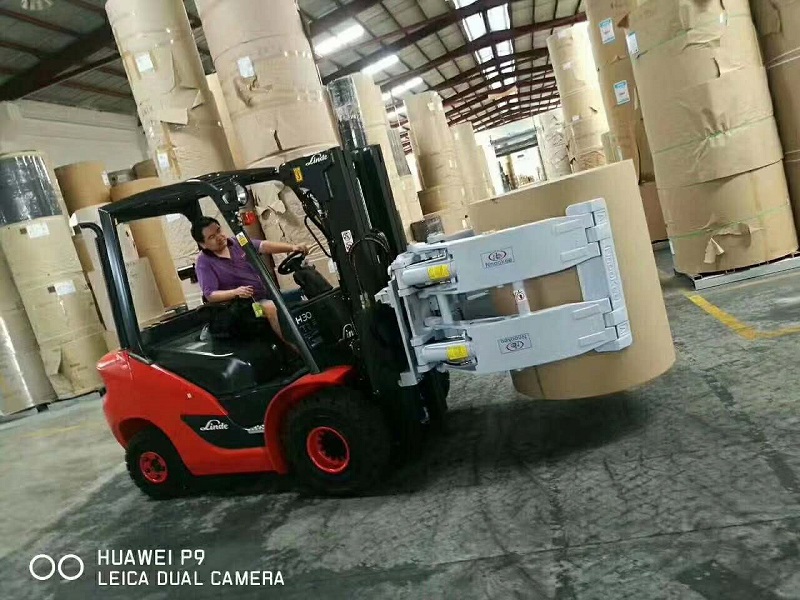 纸卷夹进口搬运叉车机械手无需人工搬运高效设备