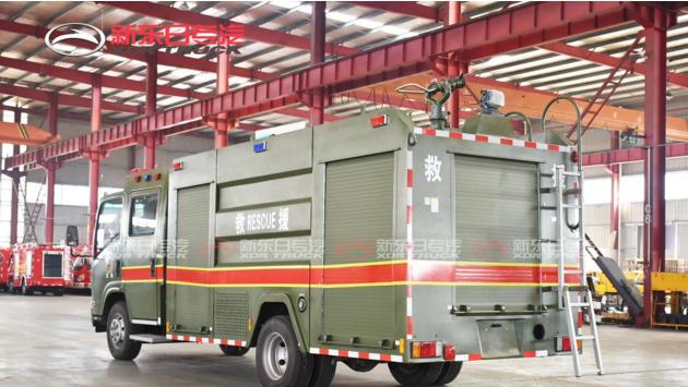 军绿色五十铃3.5吨水罐消防车