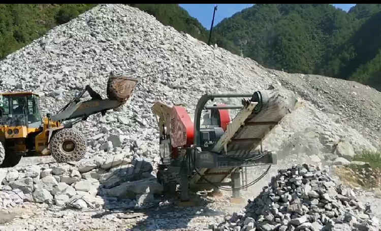 山东砂石破碎站生产线轮胎式移动破碎机颚式破碎机生产厂家