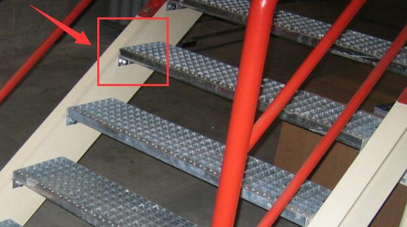镀锌钢格板踏步 厂家生产 镀锌钢格板踏步板