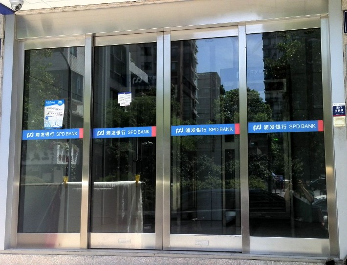 商场玻璃门安装步骤