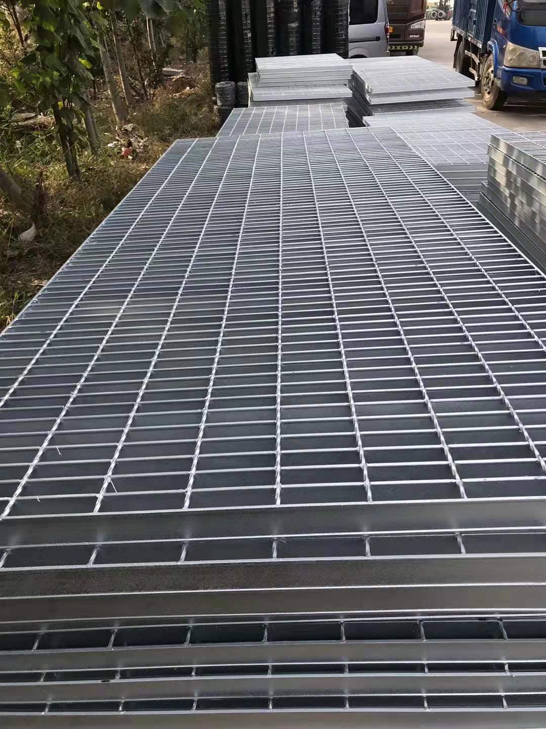集磊格柵板.jpg