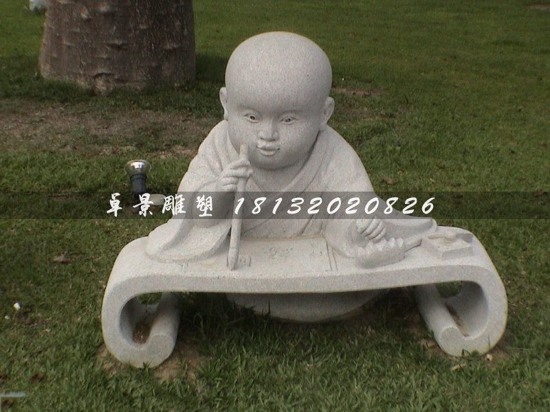 写字的小沙弥石雕，公园人物石雕.jpg