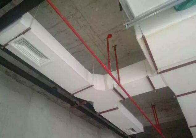 復合風(fēng)管吊裝.jpg