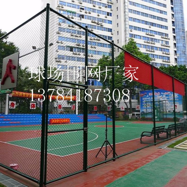 专业足球场有围栏吗,足球场的围栏叫什么