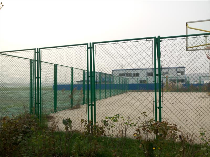 专业足球场有围栏吗,足球场的围栏叫什么