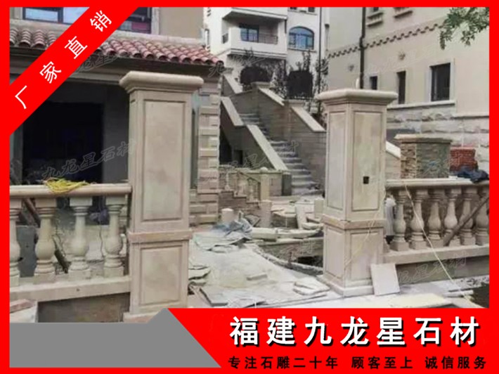 别墅石柱呈现四方的规整造型,外围铺着灰色的瓷片,增加造型的精美度和
