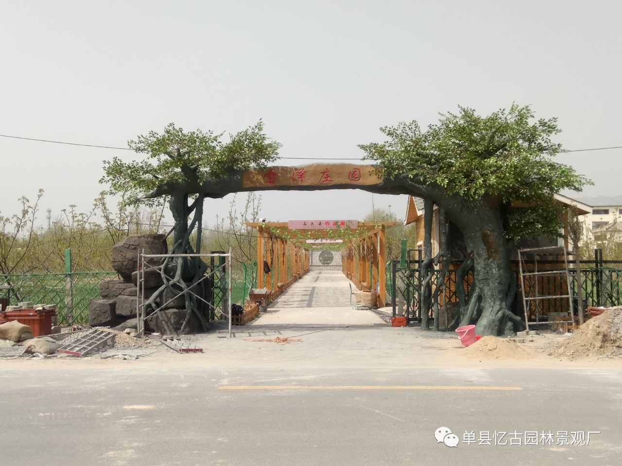 新鄉(xiāng)水泥假樹大門格