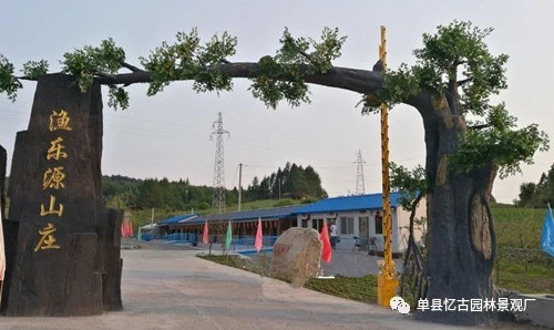 仿木假樹大門景觀安裝,水泥景觀假樹大門現(xiàn)場施工