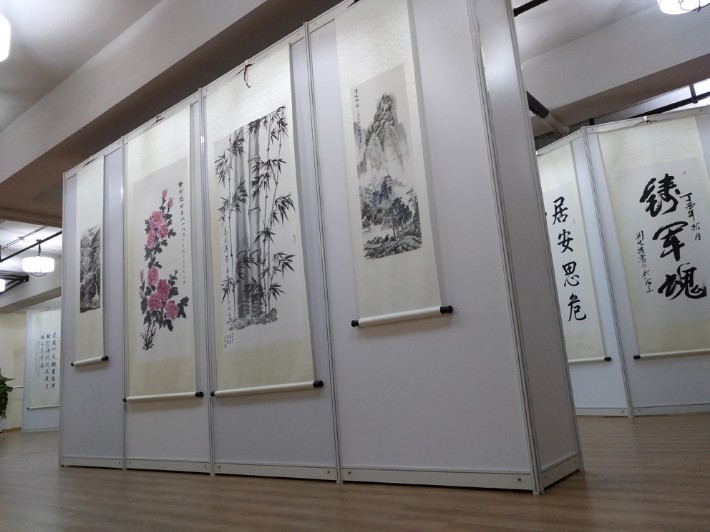 上海松江画展布置公司_书画展览活动_作品展示架子出租