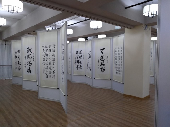 上海松江画展布置公司_书画展览活动_作品展示架子出租