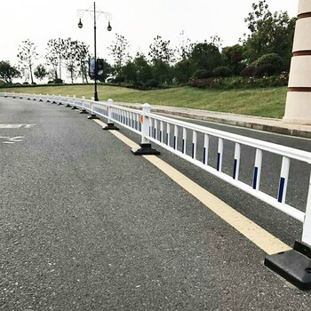 青島公路護(hù)欄公路隔離欄白色