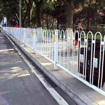 青岛车行道护栏铸铁底座护栏太阳能警示灯