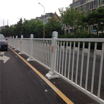 山東道路護(hù)欄靜電噴涂小區(qū)隔離欄桿公路護(hù)欄