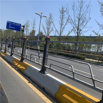 山東道路護欄廠家供應(yīng)小區(qū)隔離欄桿廣告版護欄