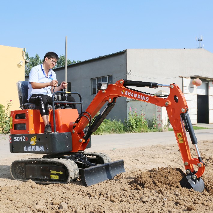 安装加长臂的多能农用小型挖掘机小挖土机