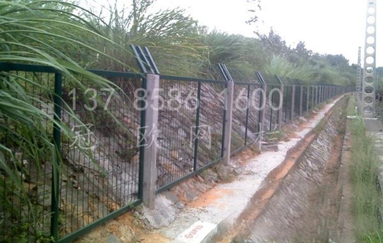 高速鐵路橋下防護柵欄19.jpg