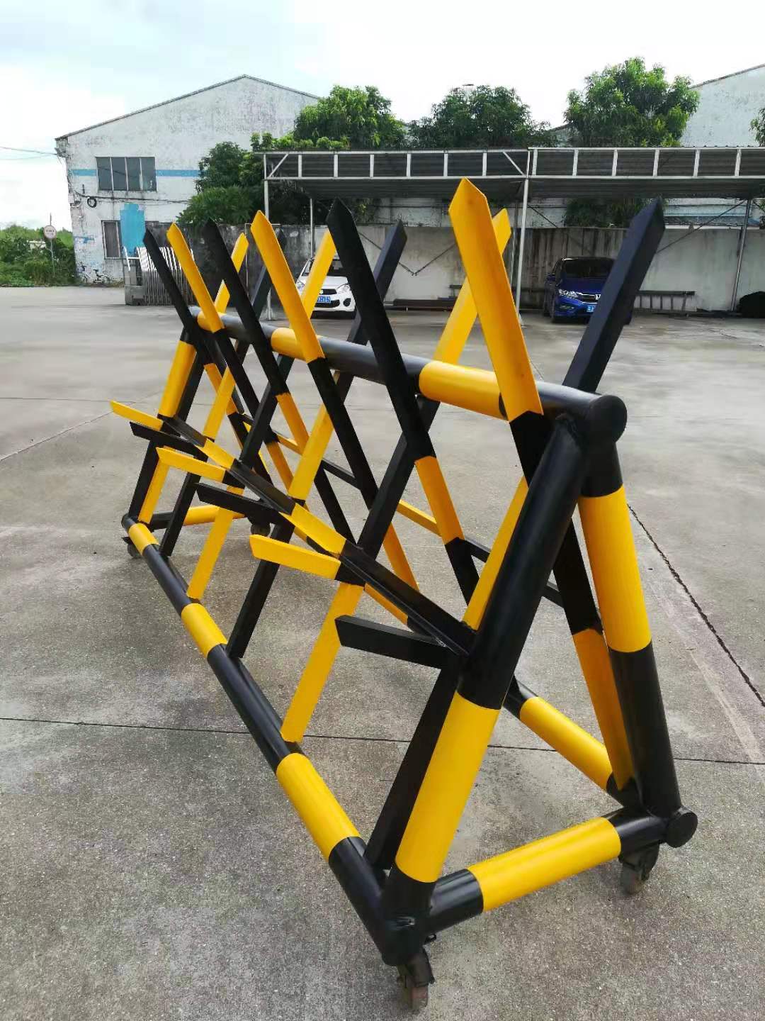 宜阳新区微爱公益自愿者团队齐心协力清路障