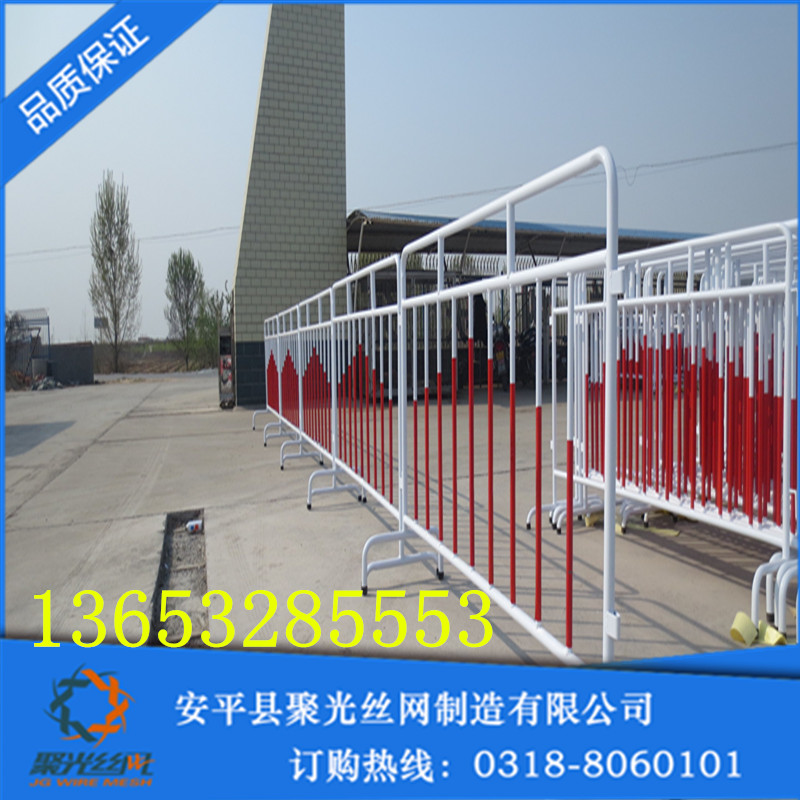聚光絲網(wǎng)定制豎管鐵馬移動(dòng)護(hù)欄.jpg