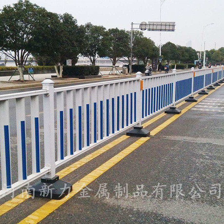 安阳林州城市道路护栏蓝白道路隔离栏锌钢道交通隔离栏量大可安装