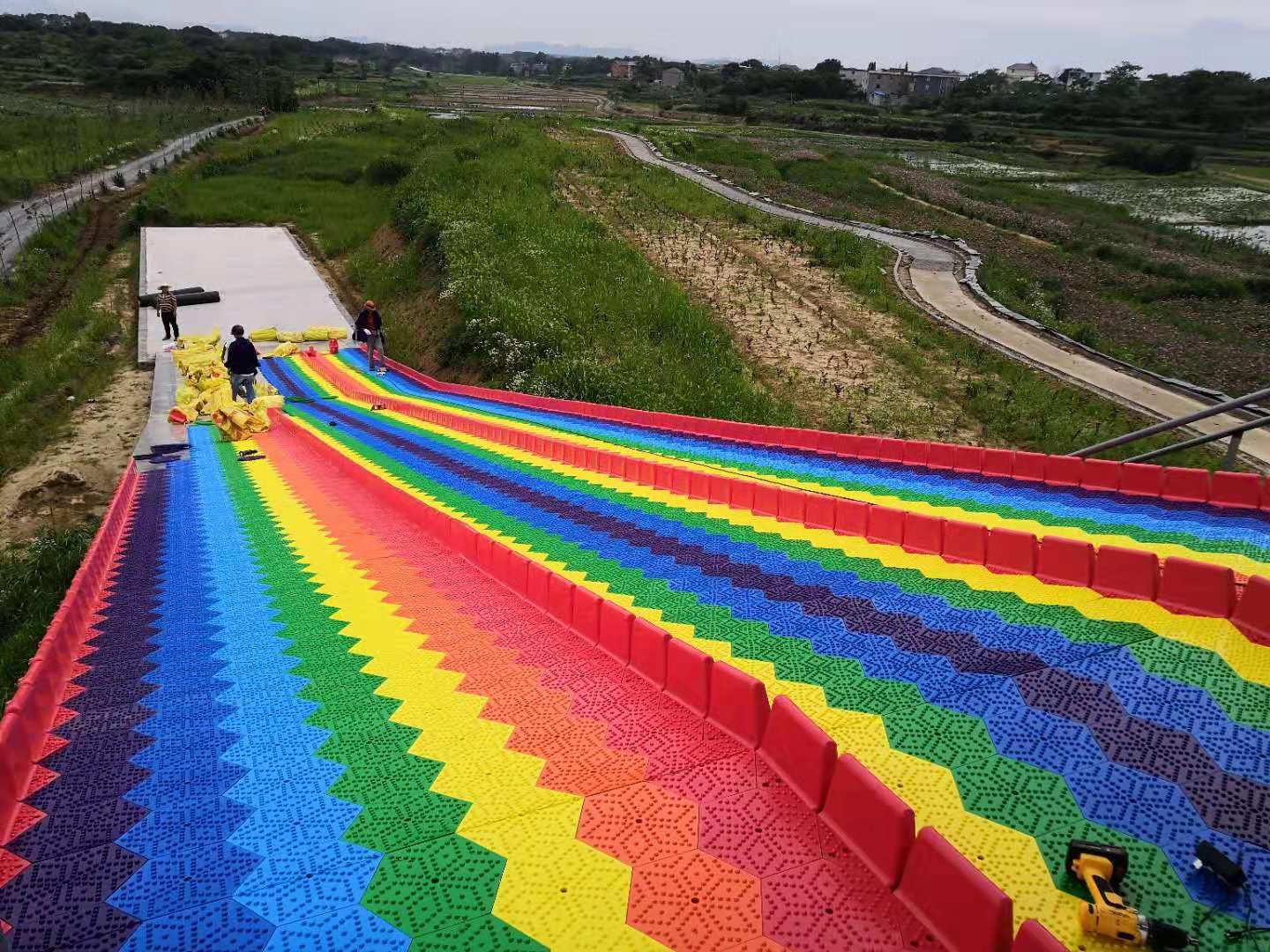 质优价廉的七彩滑道,旱雪,滑草厂家一条龙服务