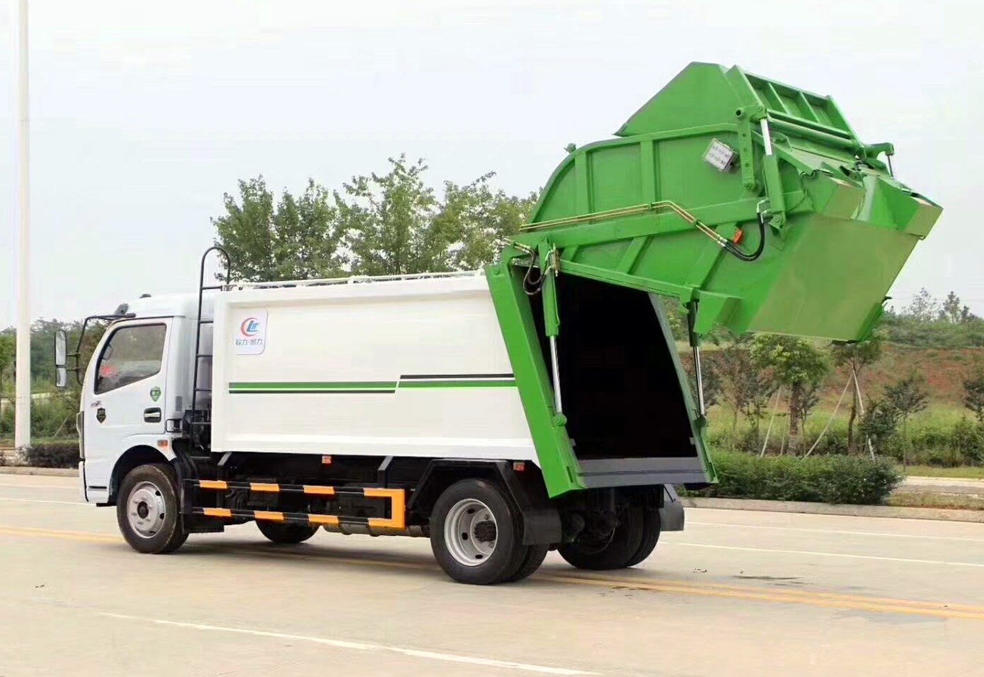 东风5吨压缩式垃圾车图片全景