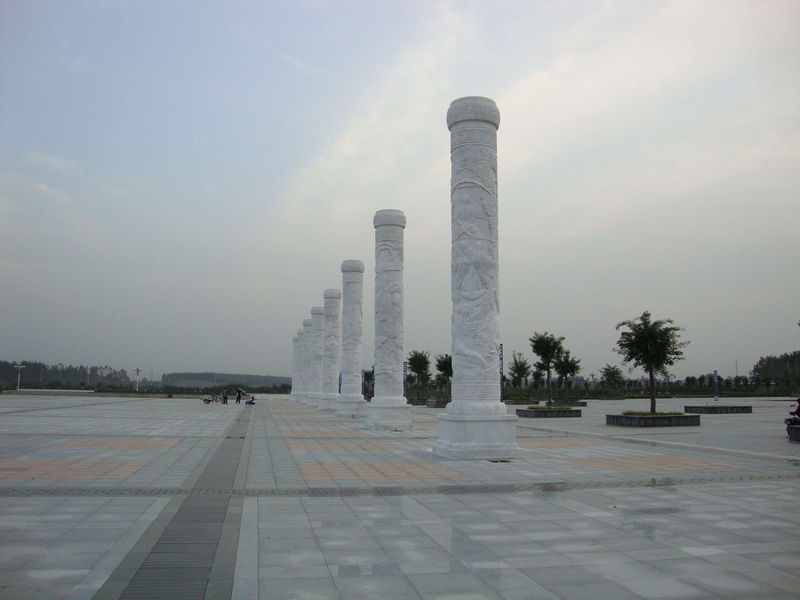 石雕龙柱是一种龙形浮雕圆柱,通身塑有缠柱云龙,栩栩如生,立在广场