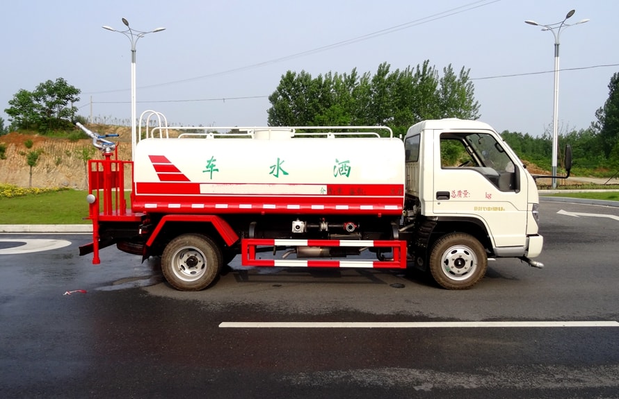 洒水车厂家_街上可见的洒水车